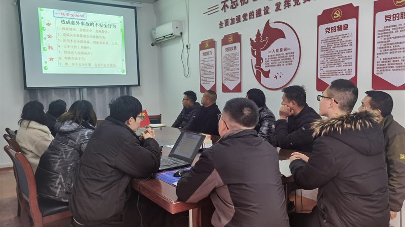 网课培训，即通过网络平台进行的远程授课。这种培训方式具有以下特点：