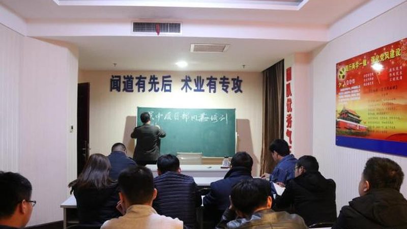 选择成人教育机构时，可以从以下几个方面了解：